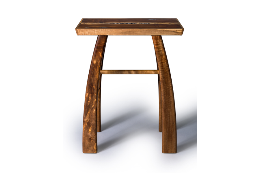 Accent table in mulberry